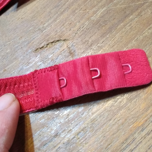 La Senza 2-Piece Red Bra (34B) & Red Lace Garter (Size Medium) - Picture 12 of 15